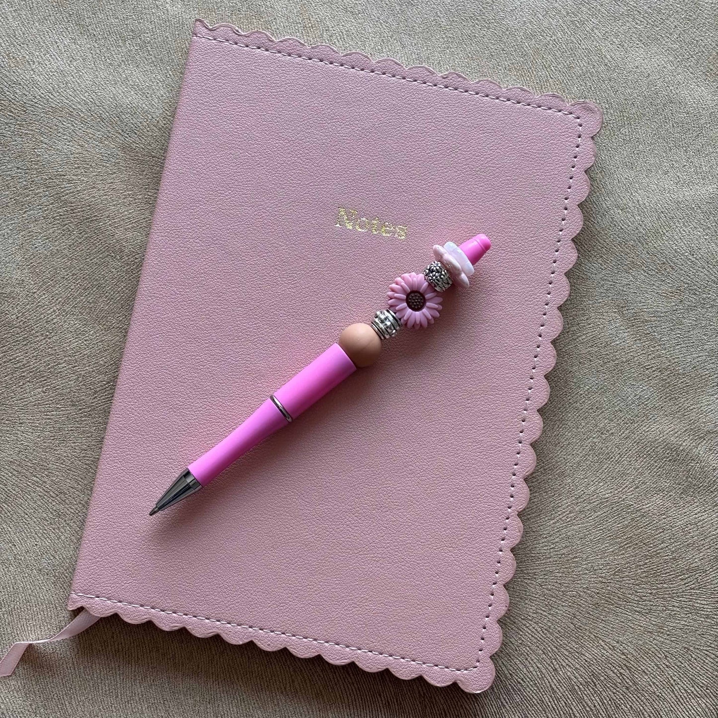 Stylo bille noir perle marguerite rose