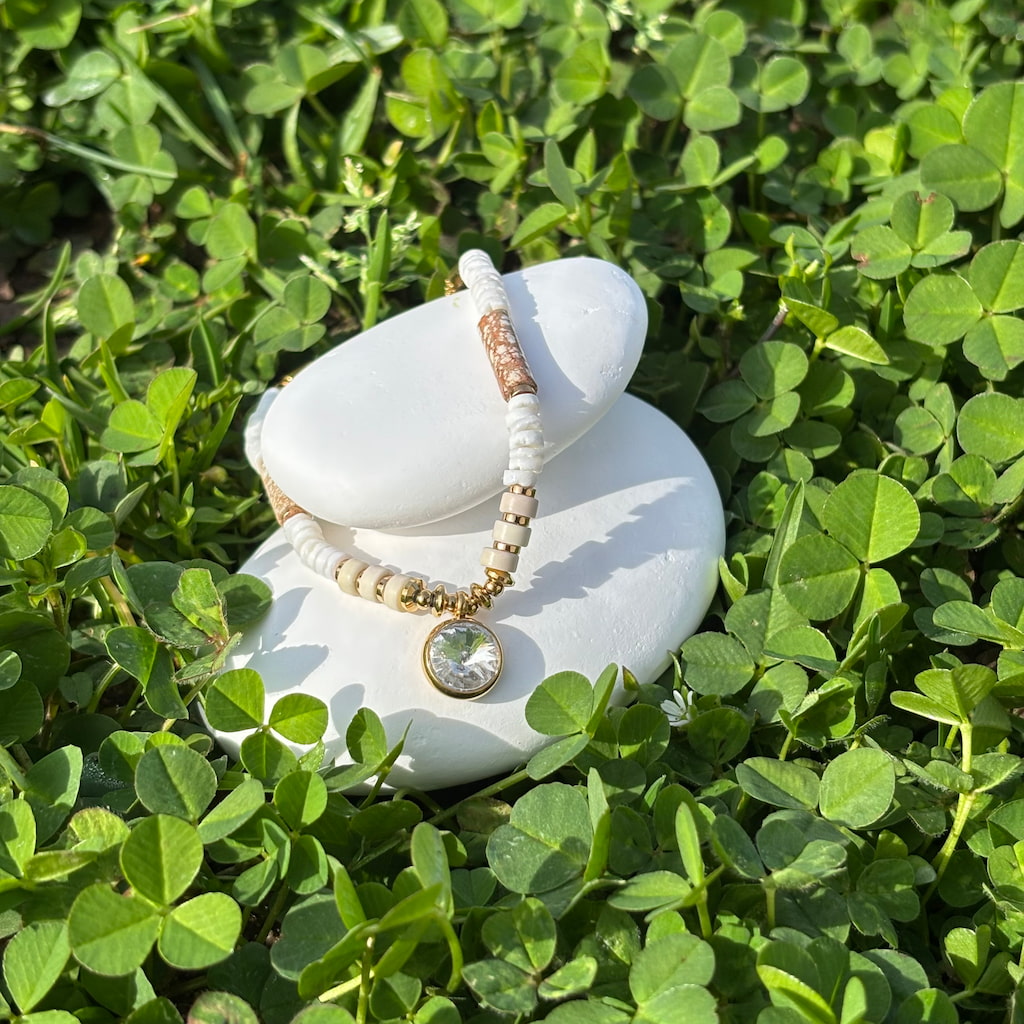 Un bracelet fantaisie sur un lit de trèfles