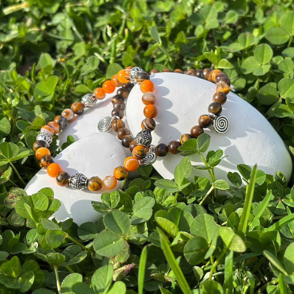 Deux bracelets fantaisie sur un lit de trèfles