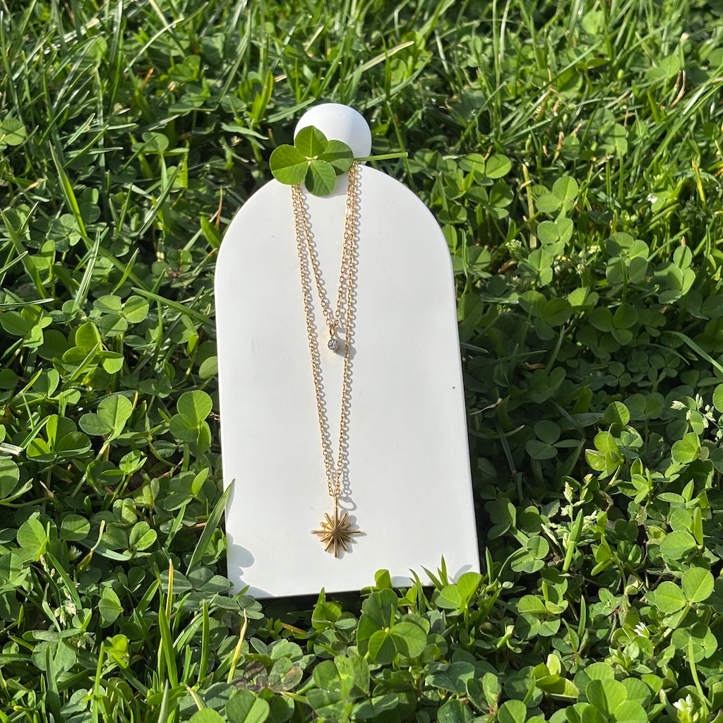 Deux colliers fantaisie sur un lit de trèfles