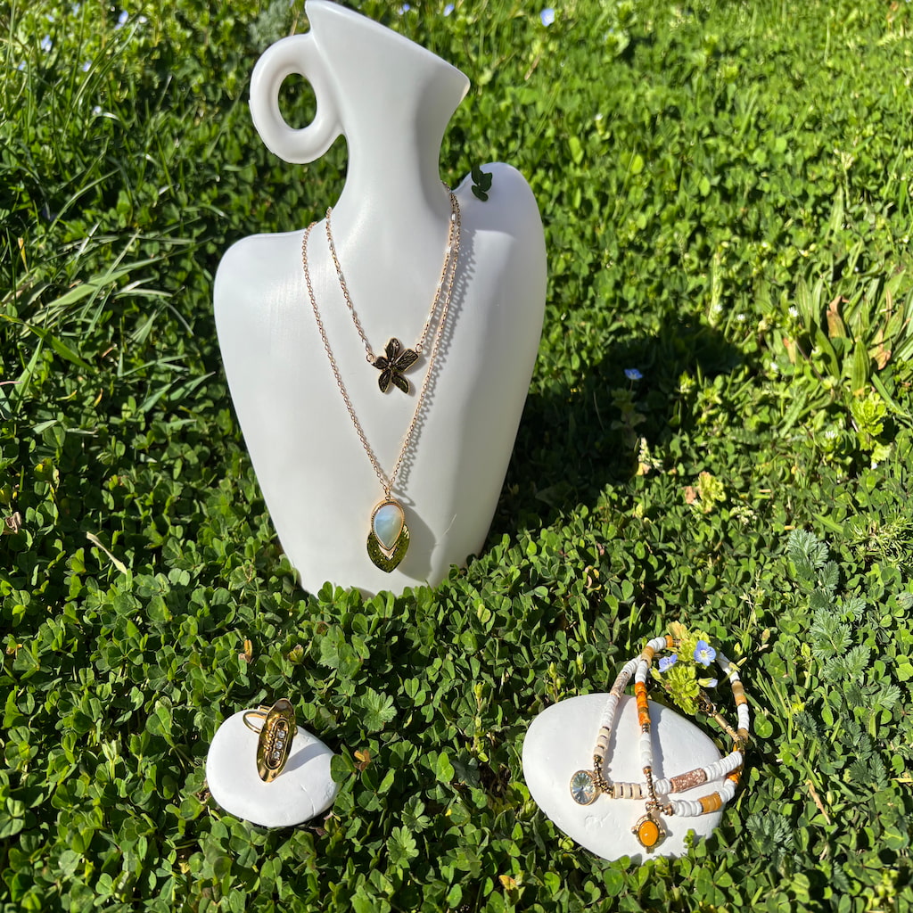 Un ensemble de bijoux fantaisie entouré de verdure