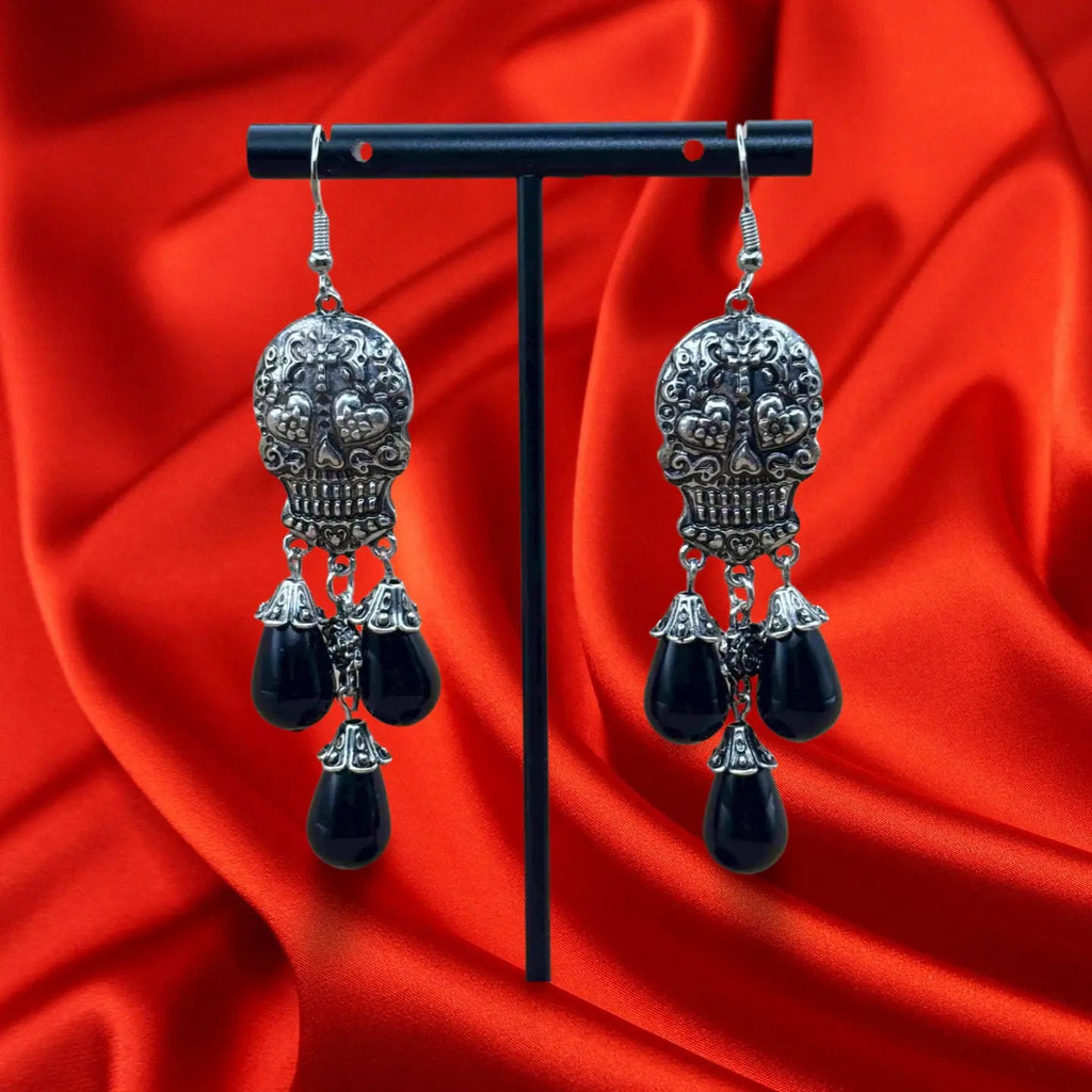 Boucles d'oreilles pendentif halloween avec tête de mort façon Cubanista et perles noires  vendues sur le site pretes a briller