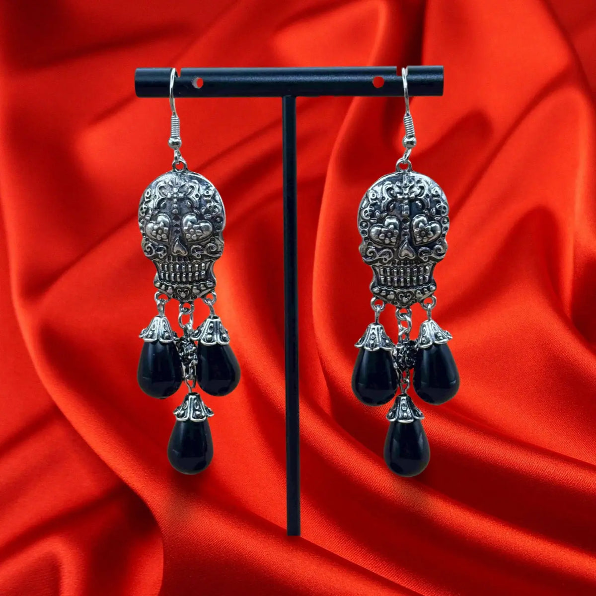 Boucles d'oreilles pendentif halloween avec tête de mort façon Cubanista et perles noires  vendues sur le site pretes a briller