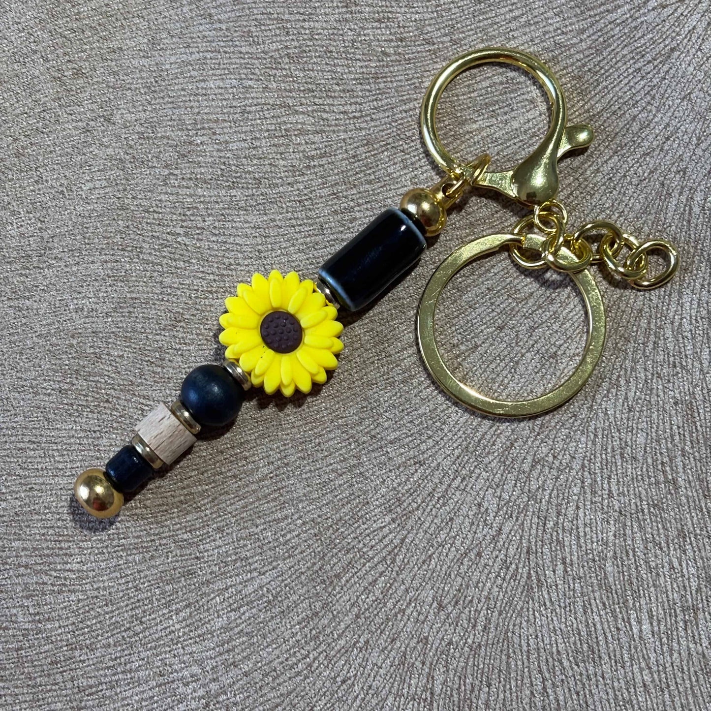Porte clé en perles motif perles et fleur jaune