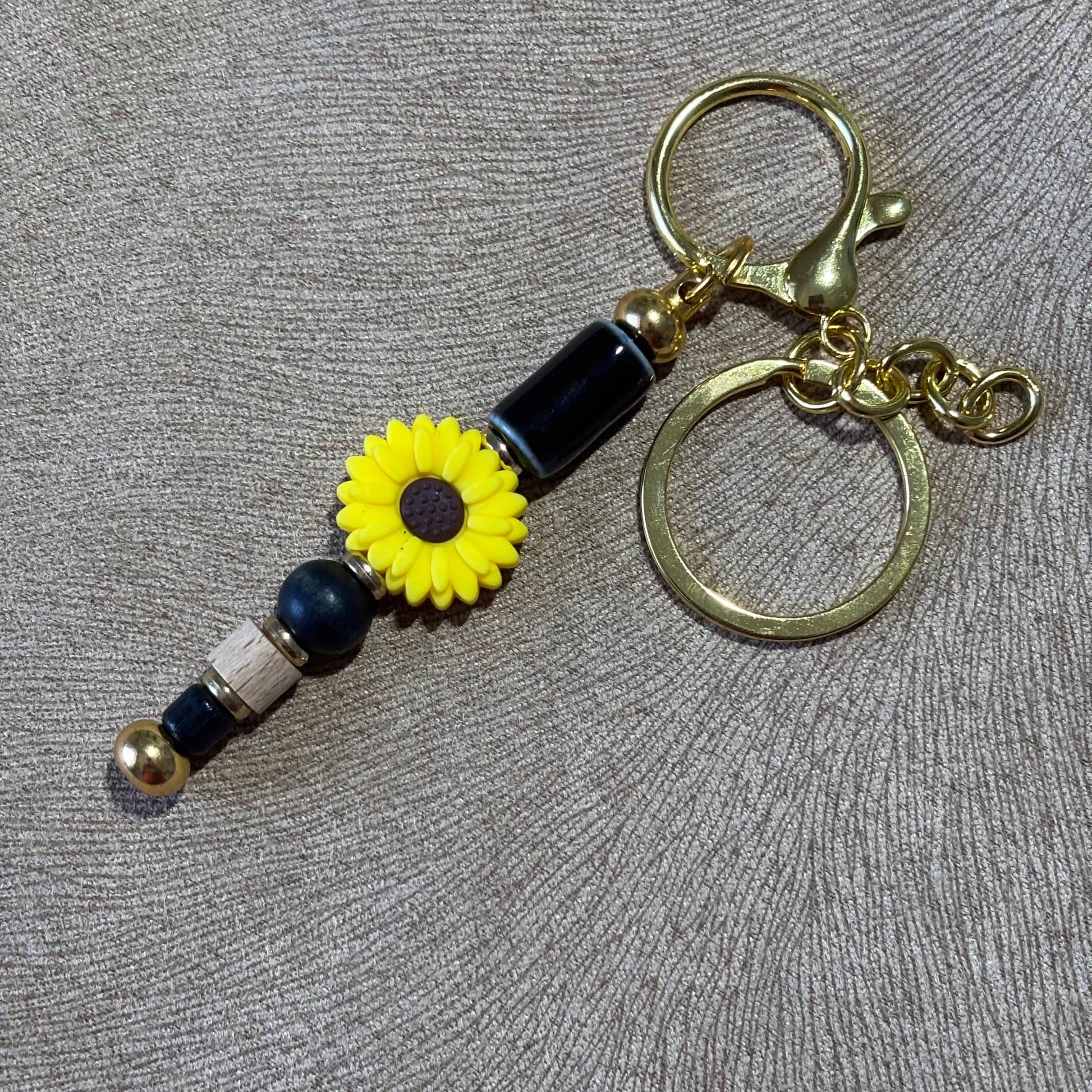 Porte clé en perles motif perles et fleur jaune