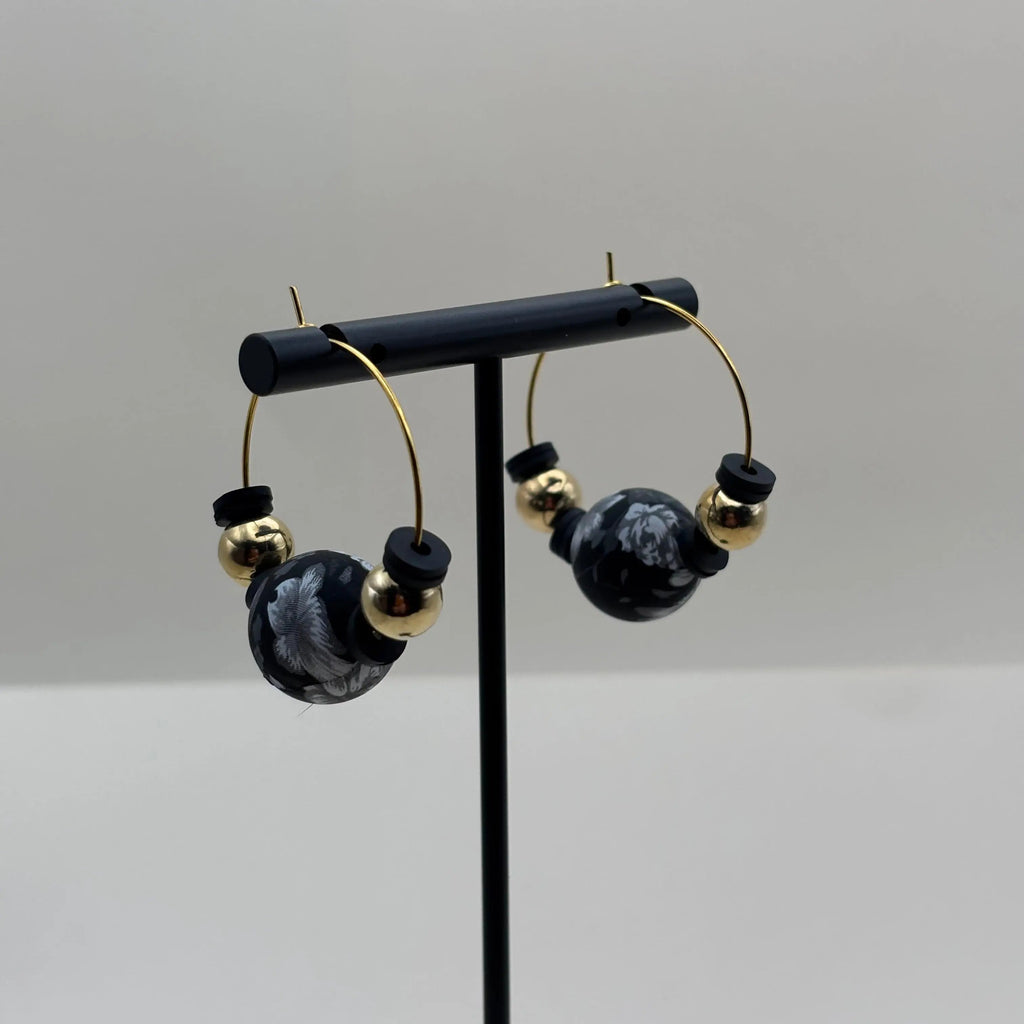 Boucles d'oreilles créole artisanales dorées avec breloque colorée et perles dorées et noires