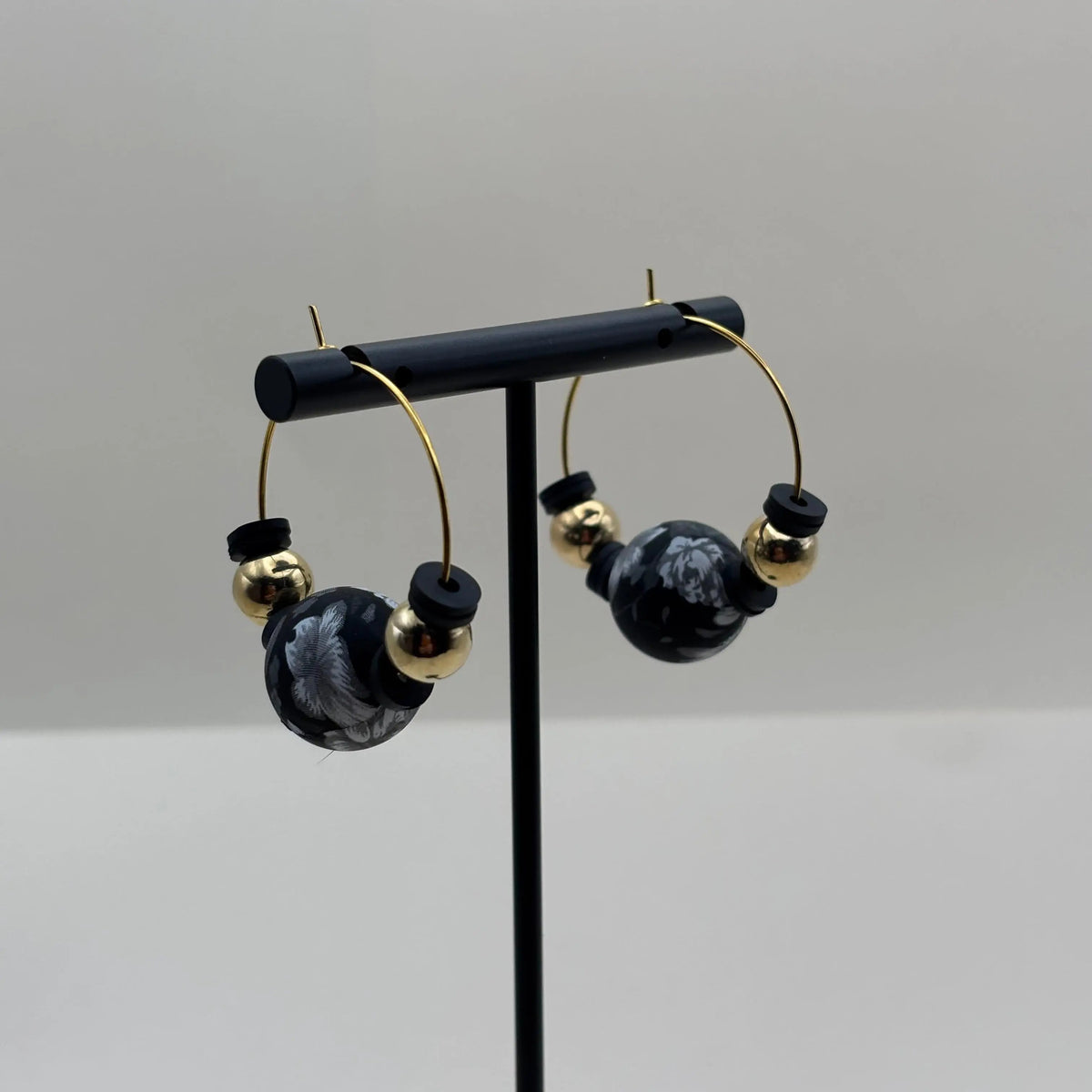 Boucles d'oreilles créole artisanales dorées avec breloque colorée et perles dorées et noires