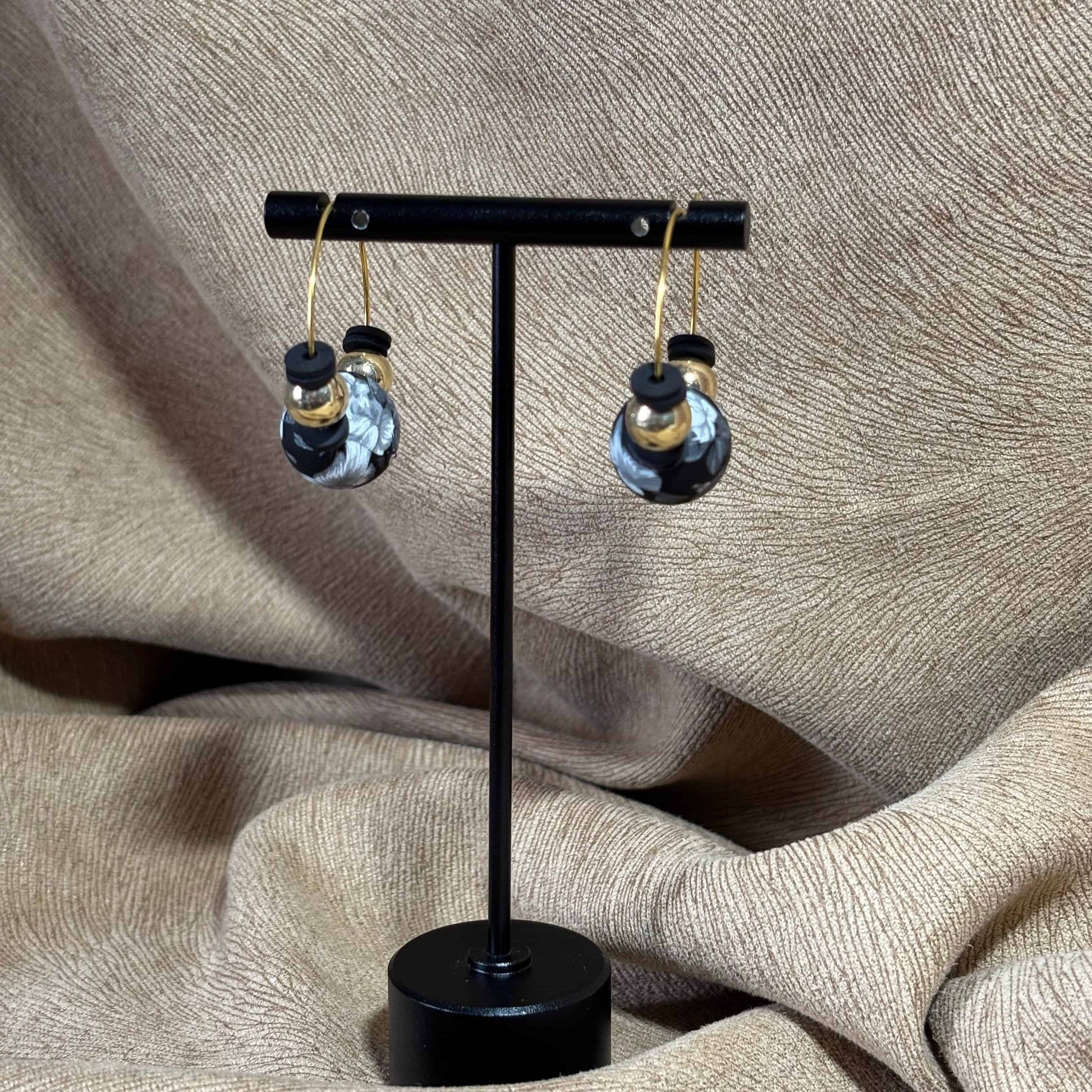 Boucles d'oreilles - créole diamètre 3 cm breloque colorée et perles acryliques
