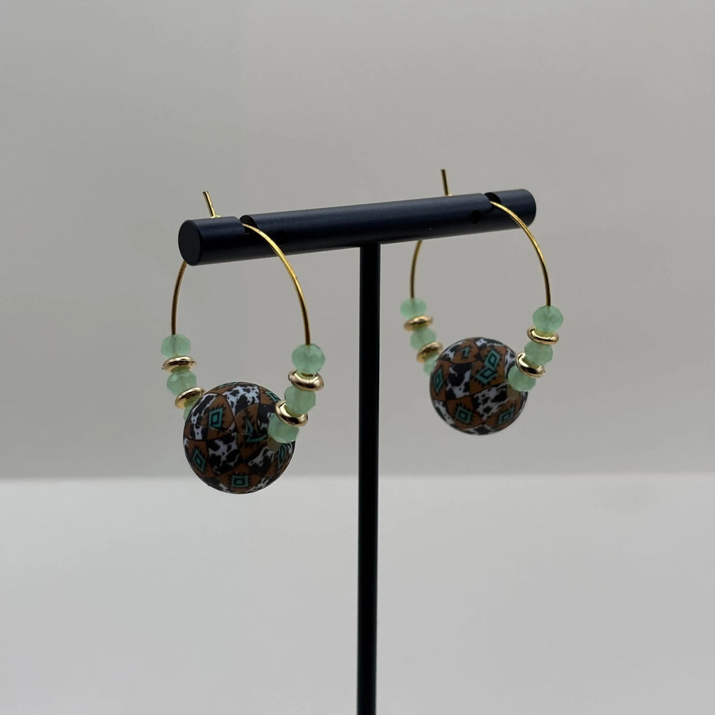 Boucles d'oreilles créole artisanales dorées avec breloque centrale colorée et perles vert d'eau