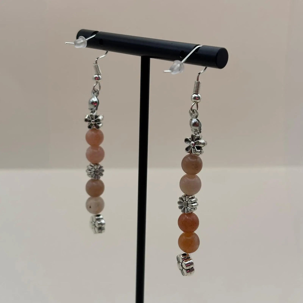 Boucles d’oreilles pendantes avec attache argentée avec breloques en forme de fleurs et perles acryliques