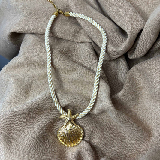 Collier fantaisie |Corde nylon écrue pendentif coquillage doré