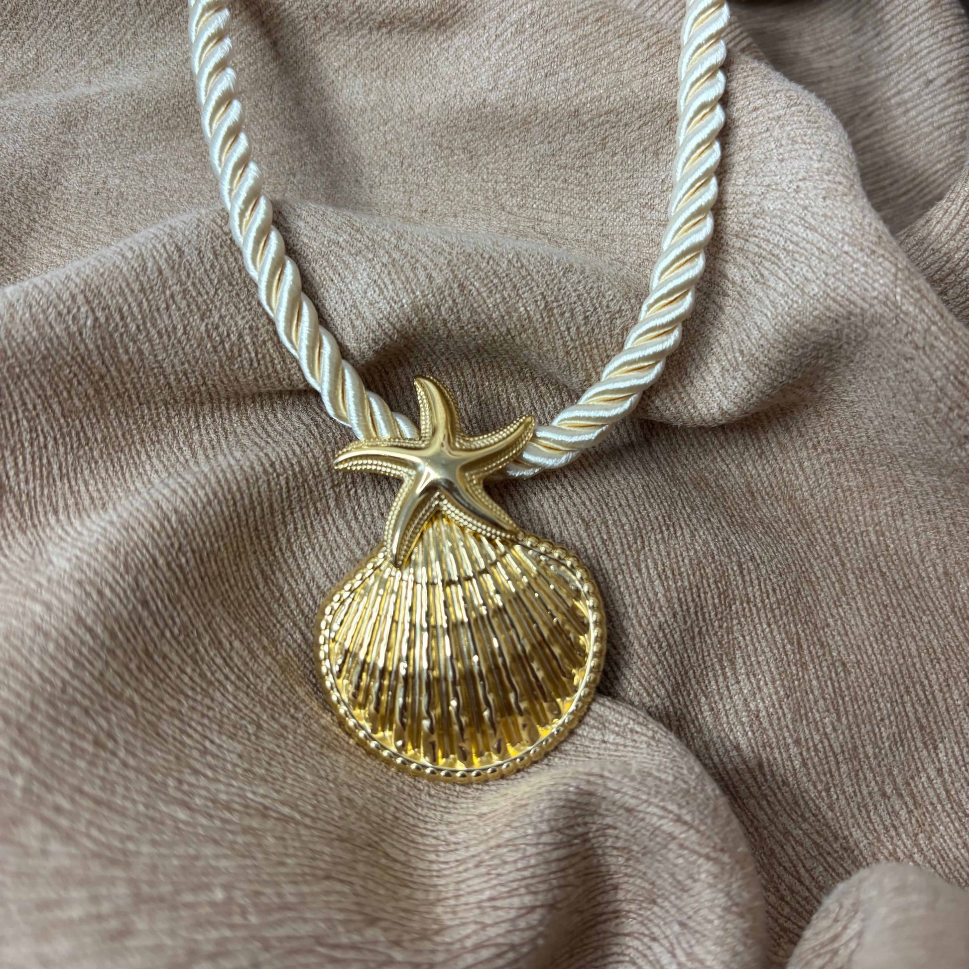 Collier fantaisie |Corde nylon écrue pendentif coquillage