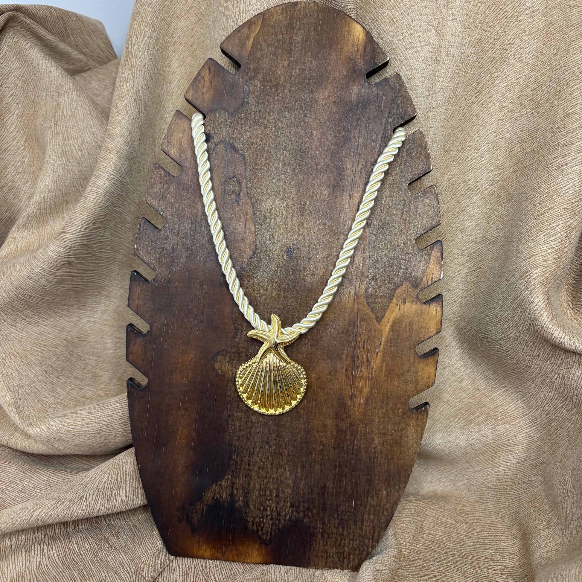 Collier fantaisie |Corde nylon écrue coquillage doré