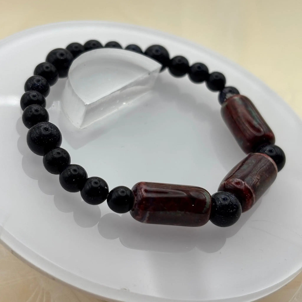 Un bracelet en perles pierre de soleil bleu monté sur élastique