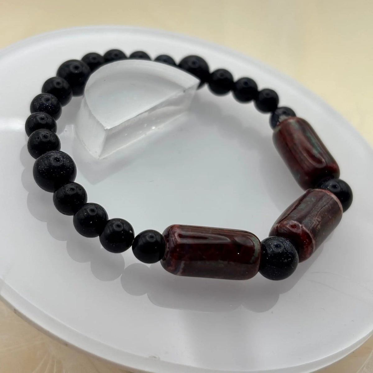 Un bracelet en perles pierre de soleil bleu monté sur élastique