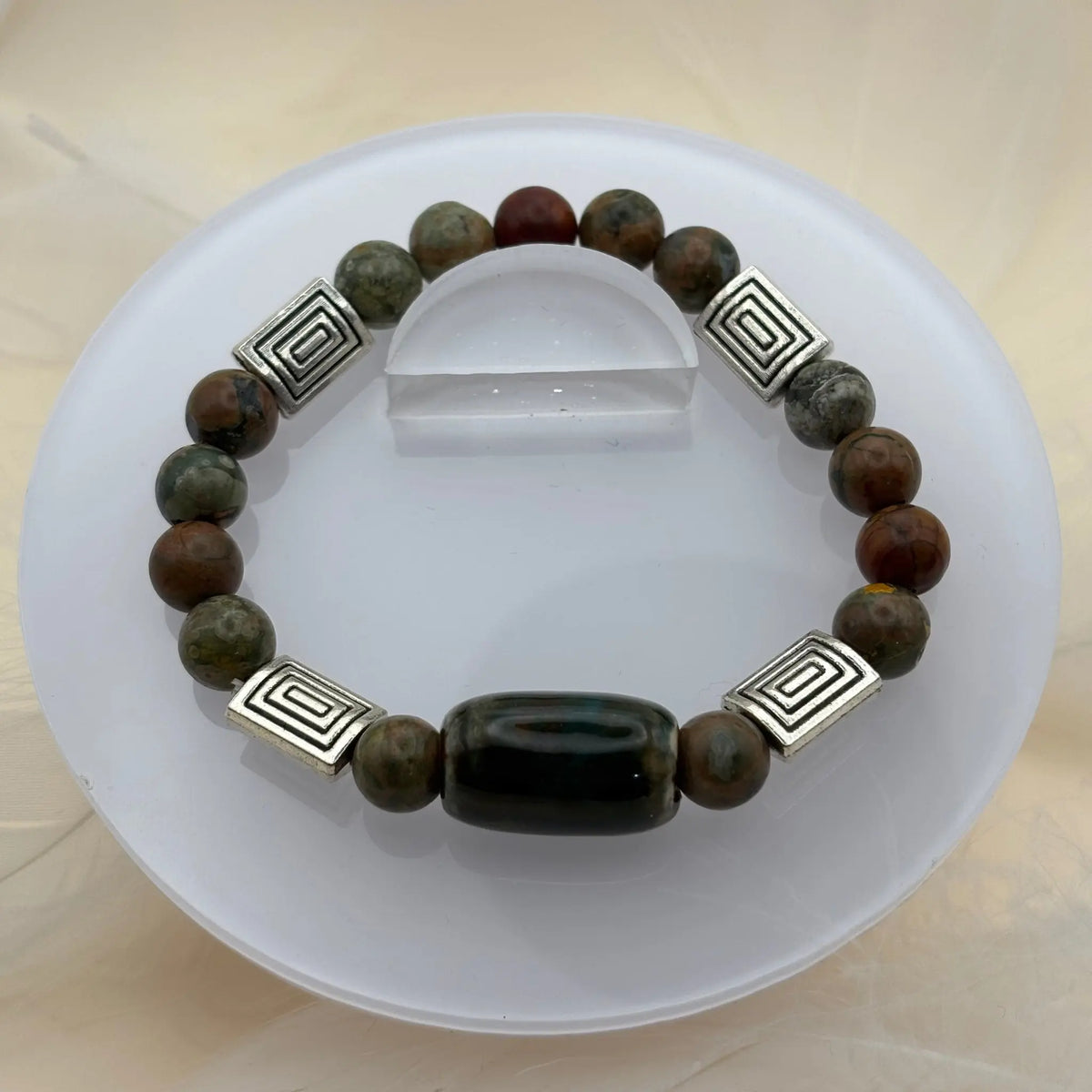 Un bracelet en perles d'Unakite monté sur élastique