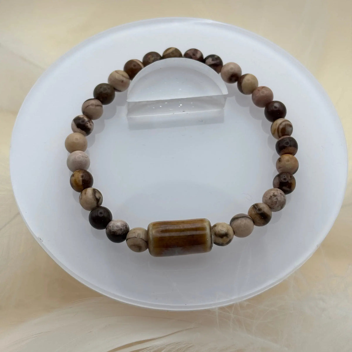 Un bracelet en perles de jaspe brun monté sur élastique