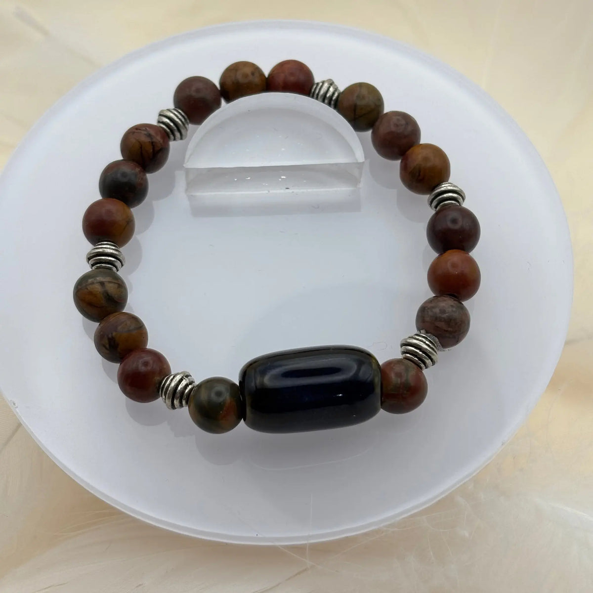 Un bracelet en perles de jaspe Picasso monté sur élastique