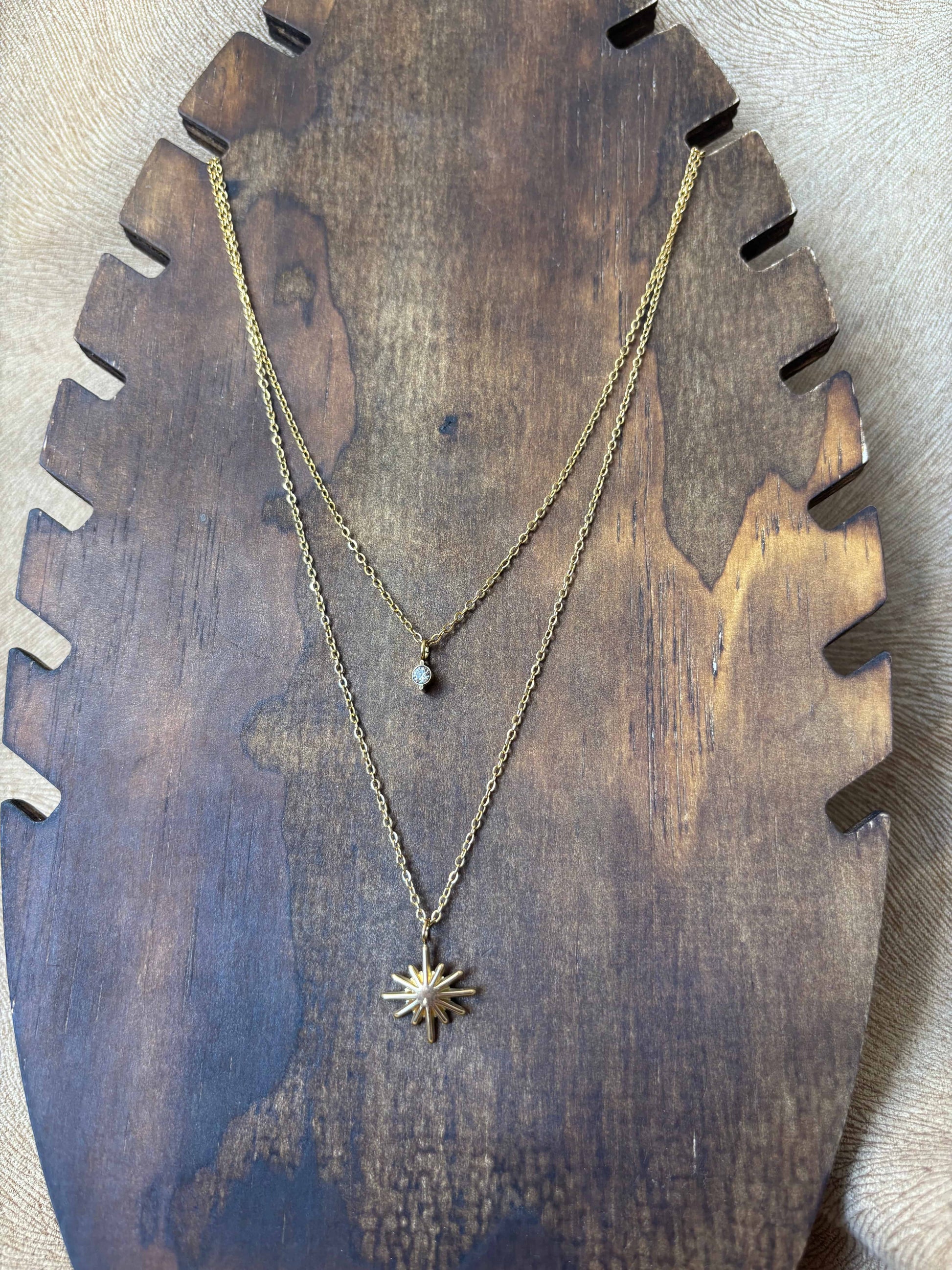 Collier multirangs or | Double chainette | Un pendentif brillant | Un pendentif soleil | Acier inoxydable
