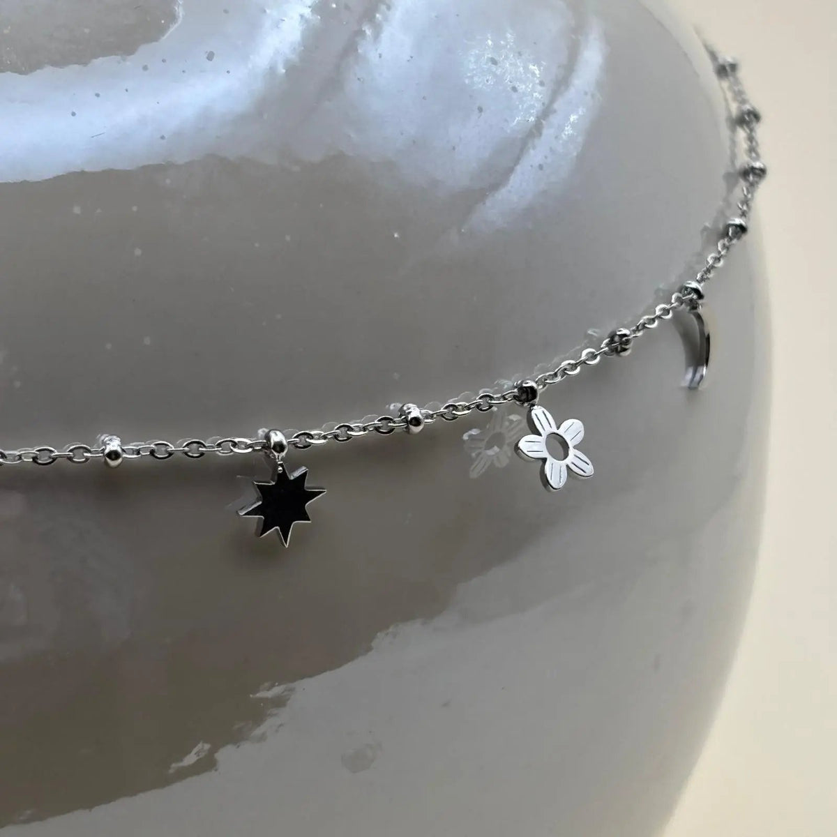 Collier argenté avec breloques fleurs lune étoile et soleil en acier inoxydable 