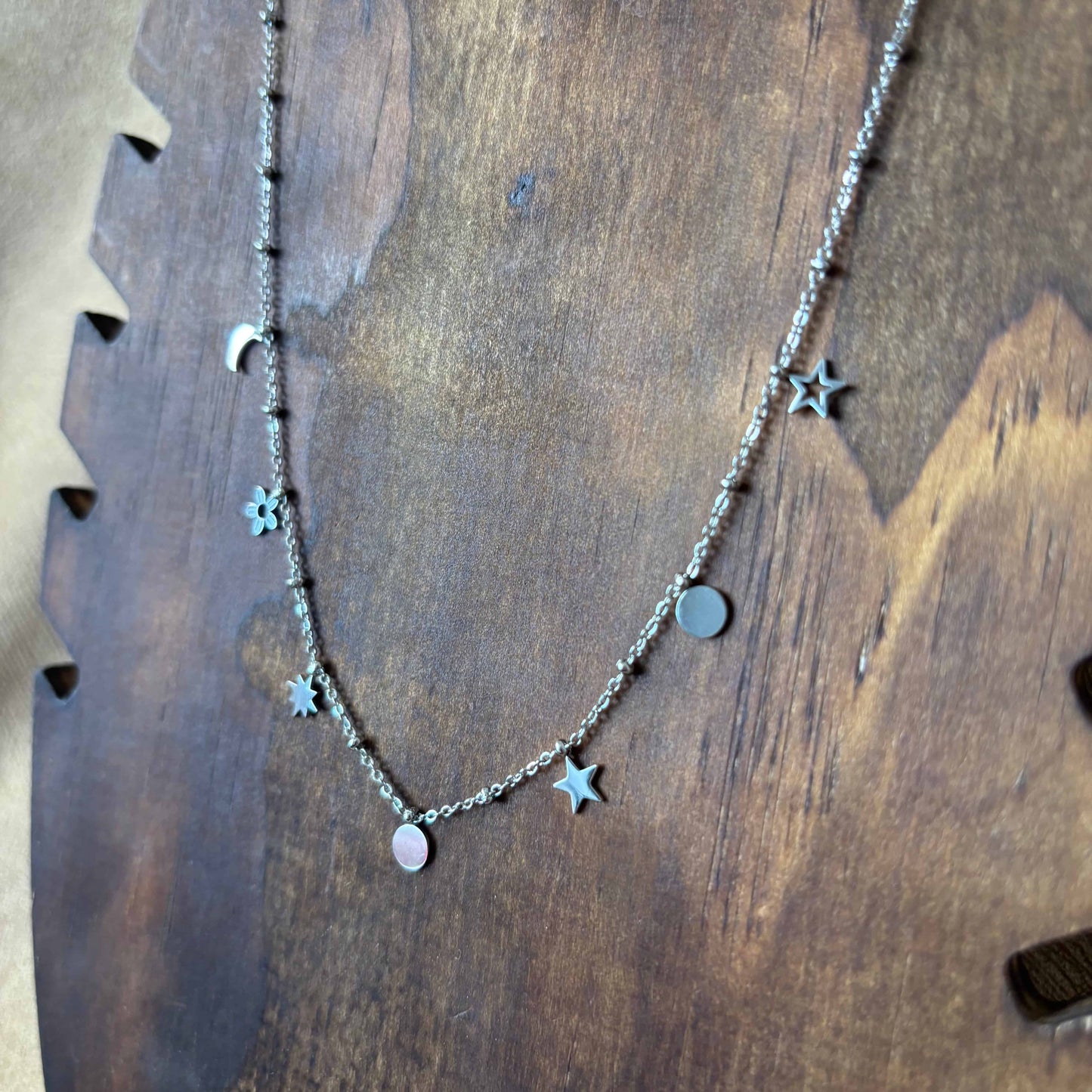 Collier argenté | Breloques fleurs lune étoile et soleil vue de près  | Acier inoxydable