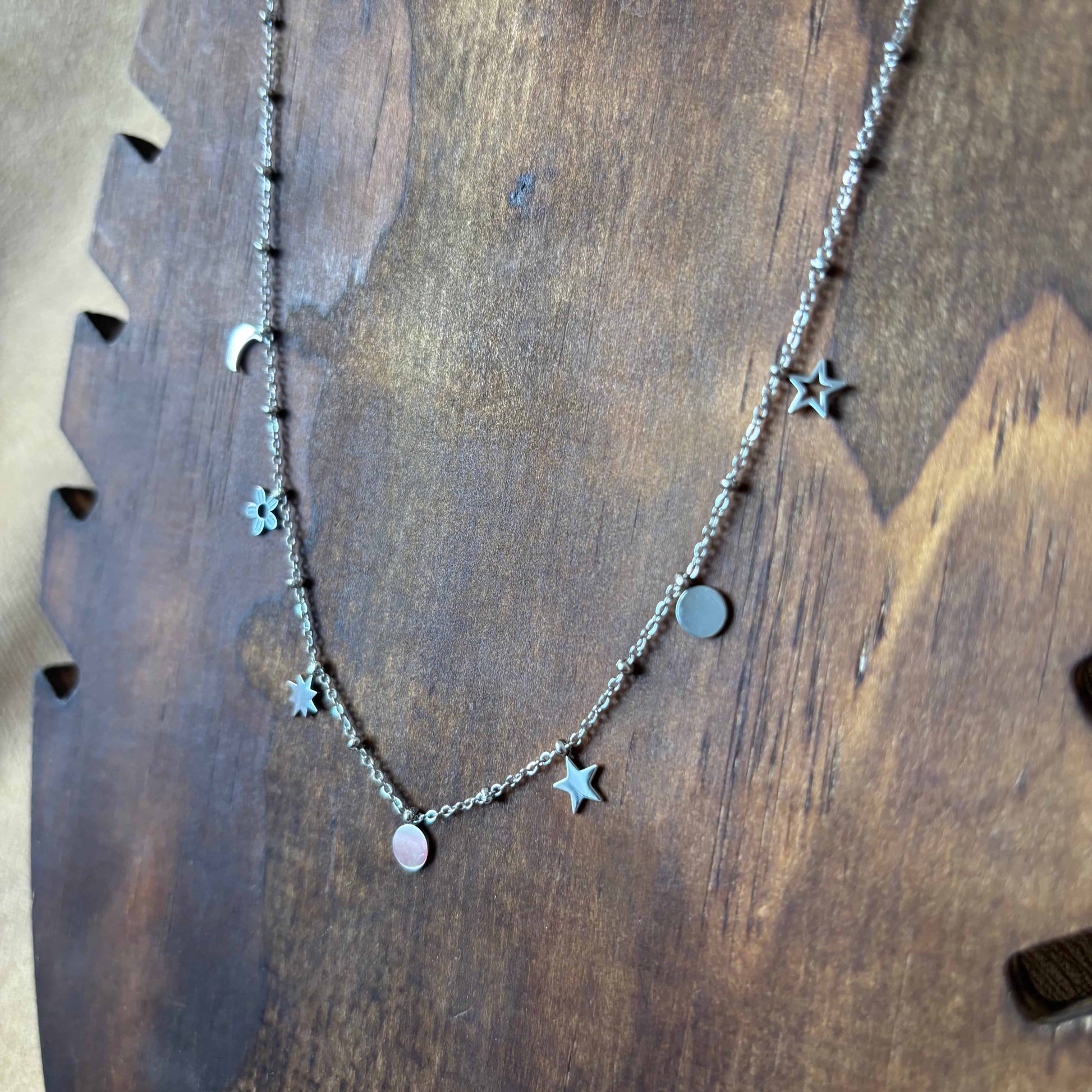 Collier argenté | Breloques fleurs lune étoile et soleil vue de près  | Acier inoxydable