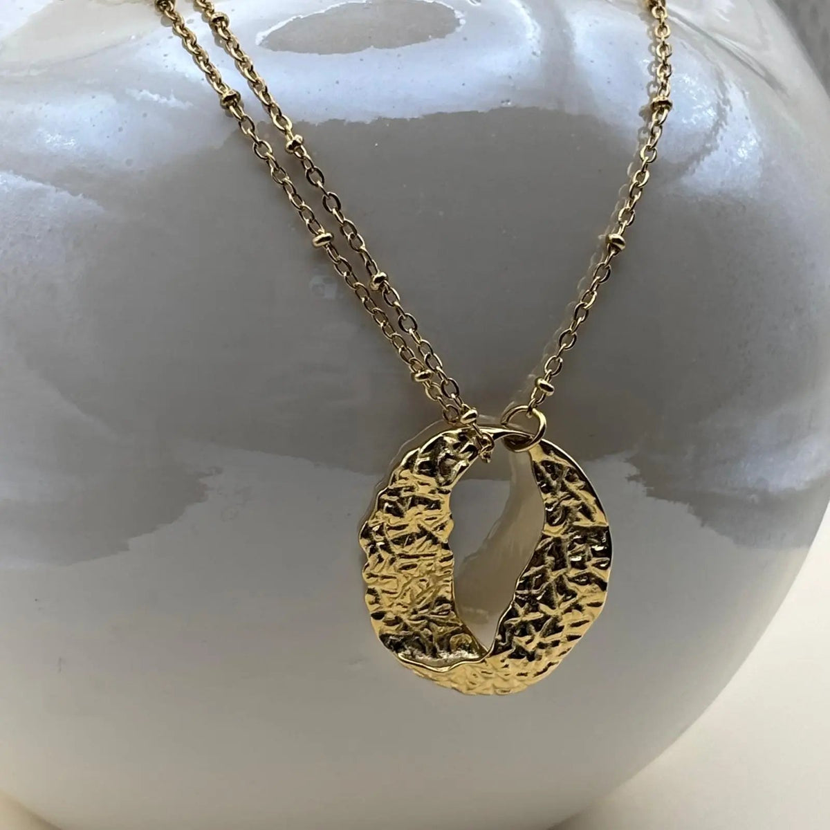 Collier doré avec un pendentif cercle doré en acier inoxydable