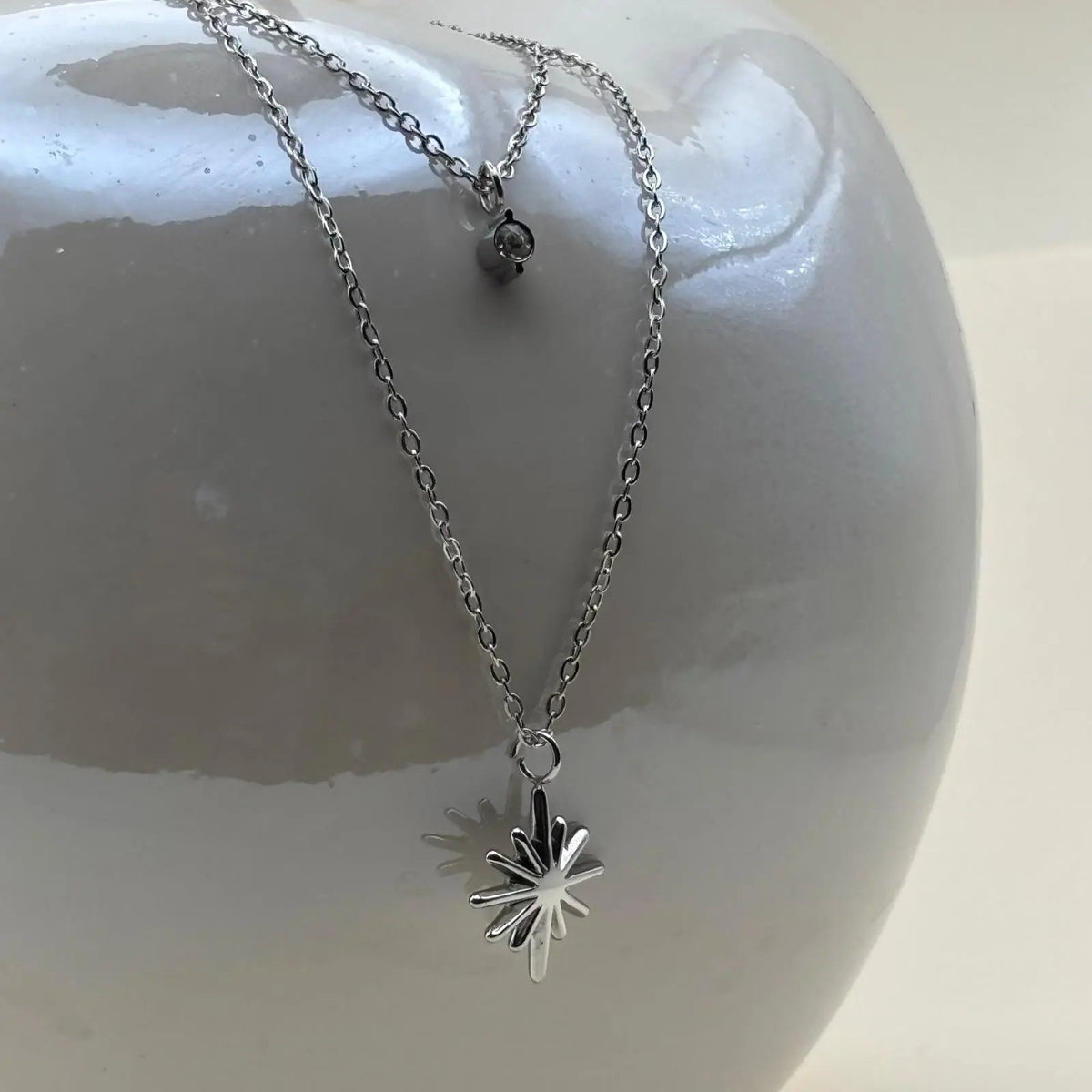 Collier multirangs argenté avec double chainette un pendentif brillant et un pendentif soleil en acier inoxydable