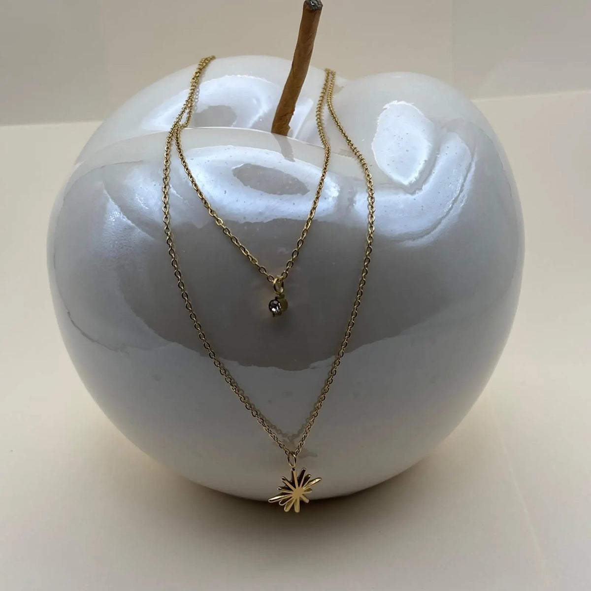 Collier multirang doré avec double chainette un pendentif brillant et un pendentif soleil en acier inoxydable 