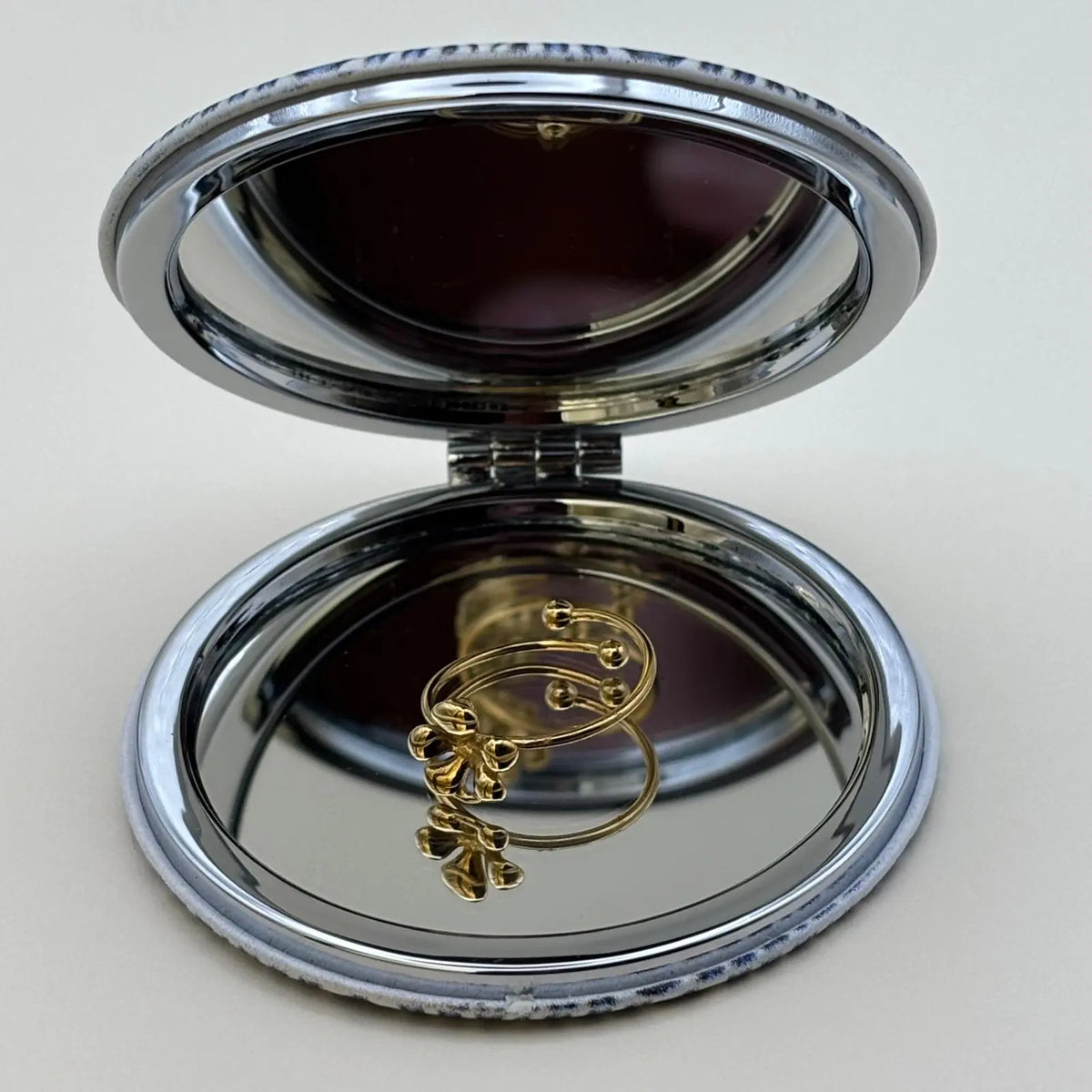 Bague dorée ajustable avec motif de fleur stylisé en acier inoxydable