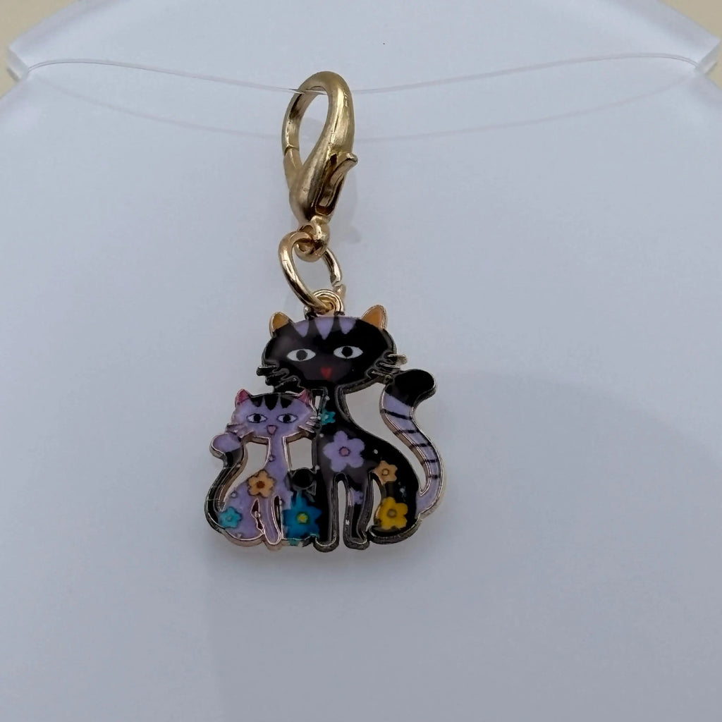 Bijou à accrocher en acier représentant une maman chat noir entourée de ses chatons colorés, symbole d’amour familial et de tendresse féline.