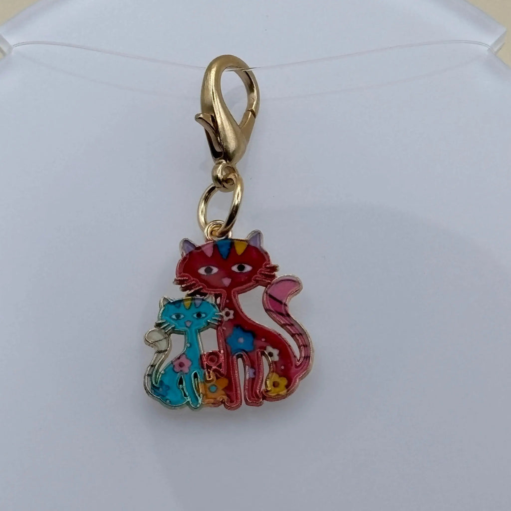 Bijou à accrocher en acier représentant une maman chat rouge entourée de ses chatons colorés, symbole d’amour familial et de tendresse féline.