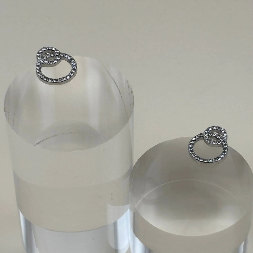 Boucles d'oreilles argentées avec des petits anneaux avec strass argenté en acier inoxydable