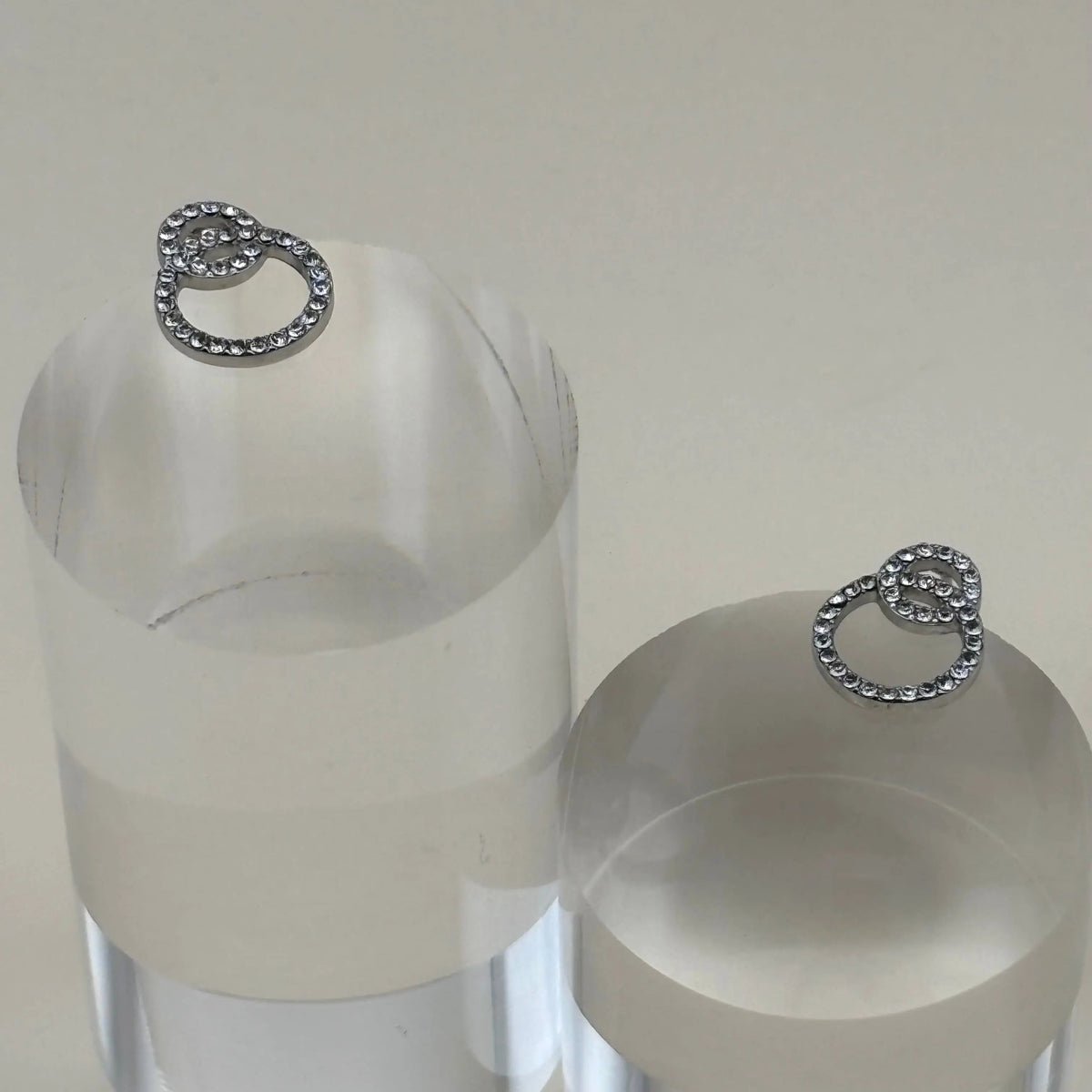 Boucles d'oreilles argentées avec des petits anneaux avec strass argenté en acier inoxydable