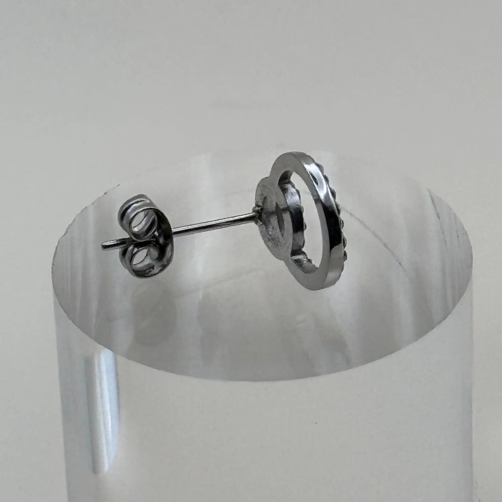 Des boucles d'oreilles argentées avec des petits anneaux avec strass argenté en acier inoxydable