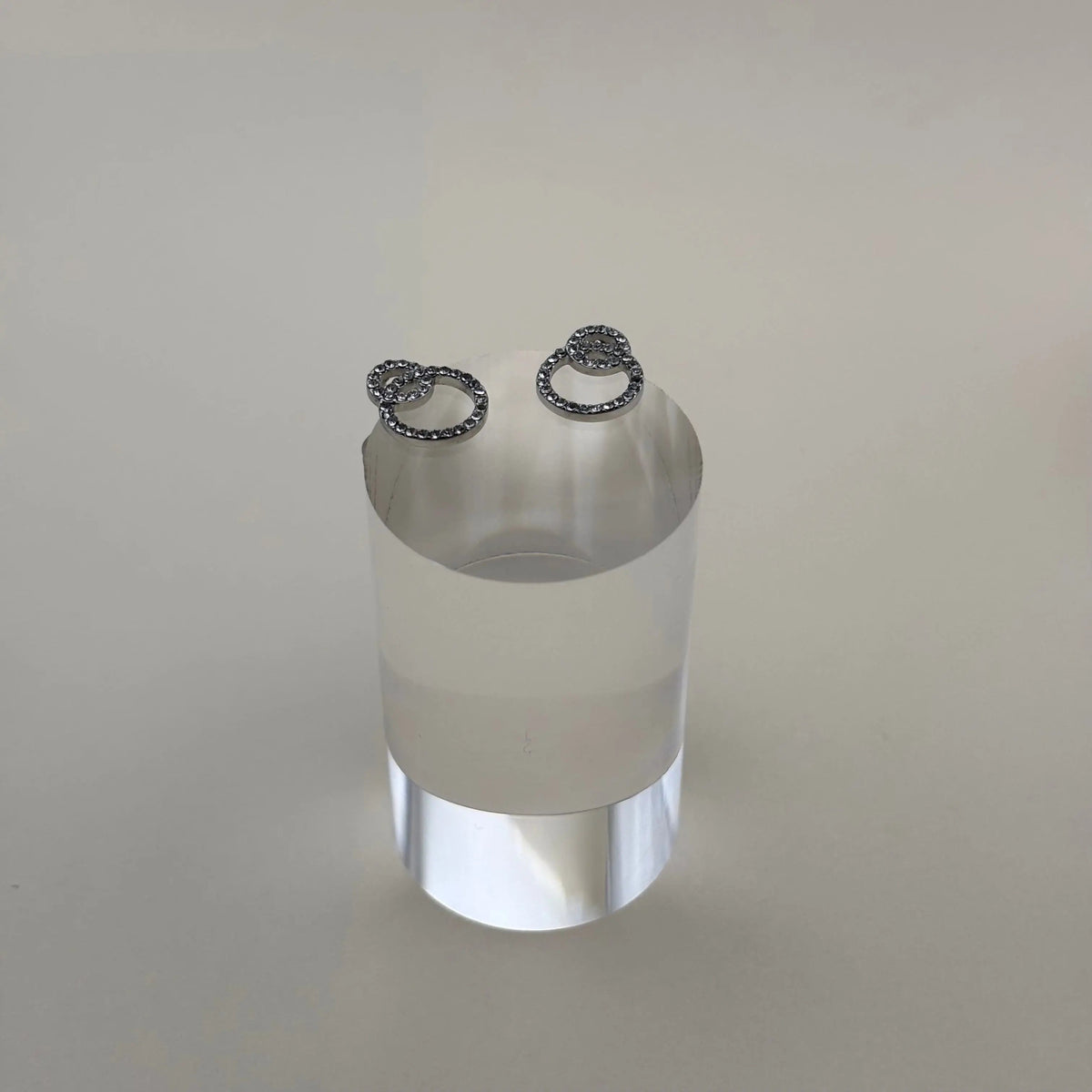 Boucles d'oreilles de couleur argentées avec des petits anneaux avec strass argenté en acier inoxydable