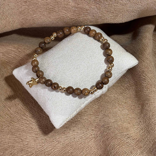 Bracelet en perles artisanal | Bracelet avec breloque étoile de mer dorée | Perles en bois sur élastique