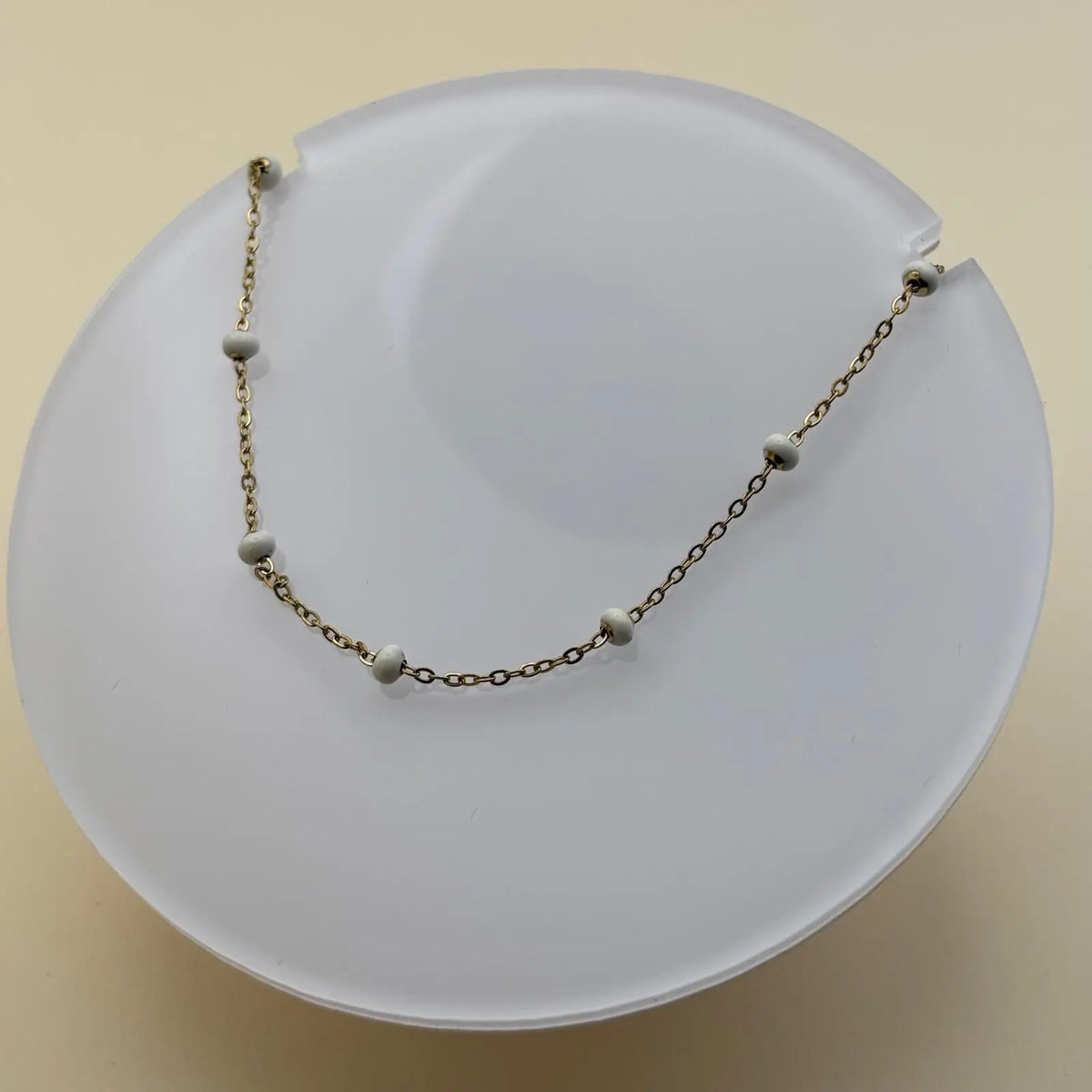 Bracelet doré avec des perles blanches chainette en acier inoxydable