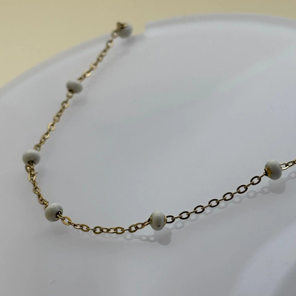 Bracelet doré avec de petites perles blanches chainette en acier inoxydable