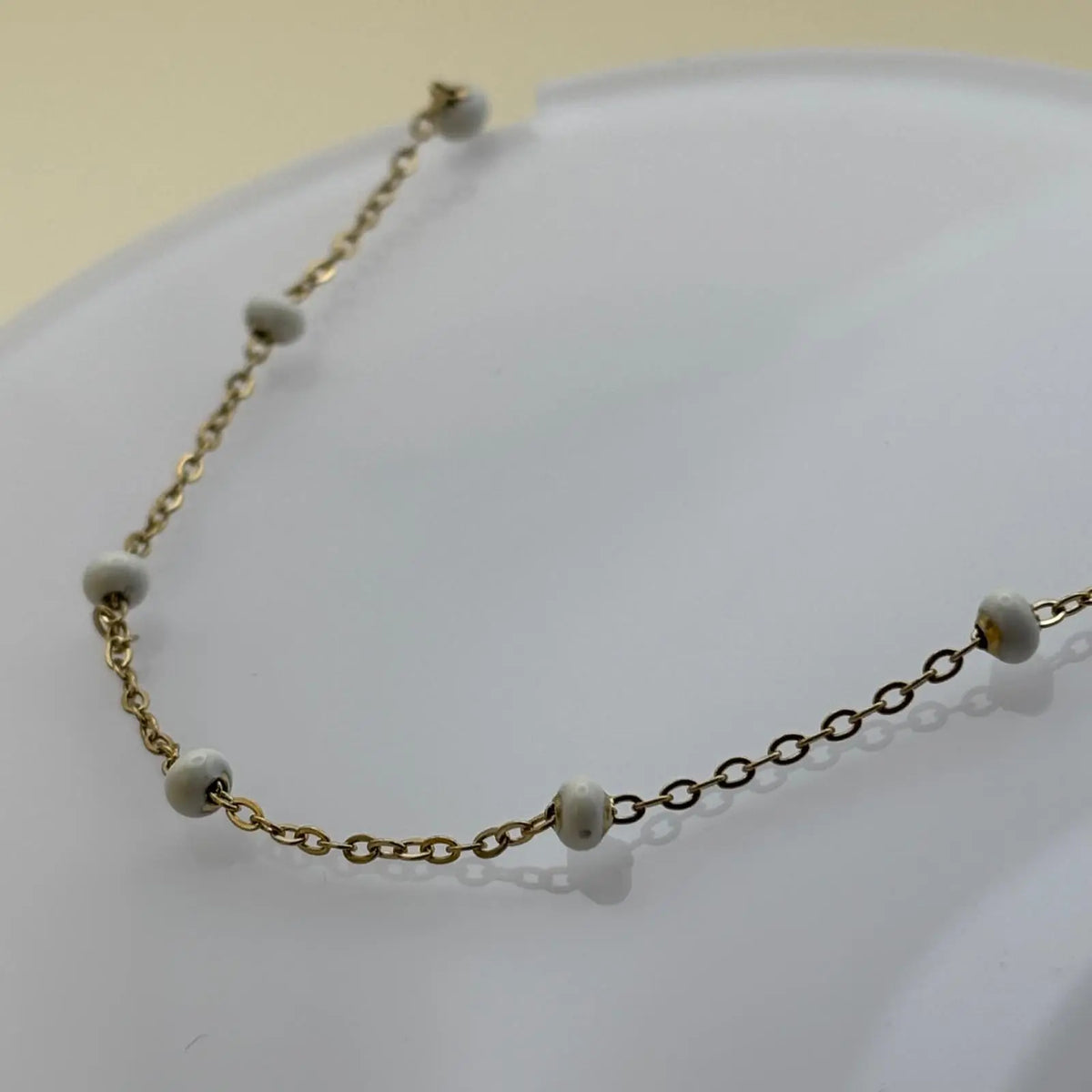 Bracelet doré avec de petites perles blanches chainette en acier inoxydable