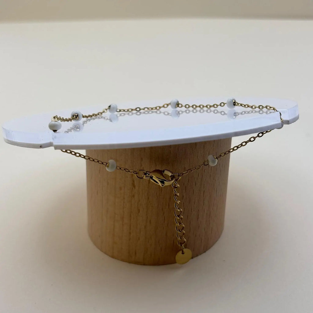 Bracelet doré avec des perles blanches et chainette en acier inoxydable