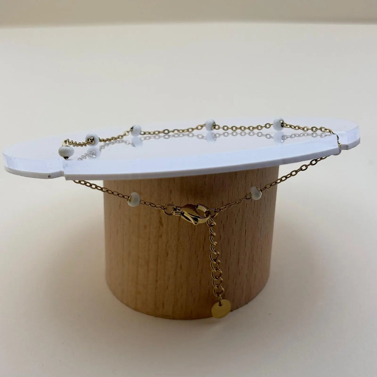 Bracelet doré avec des perles blanches et chainette en acier inoxydable