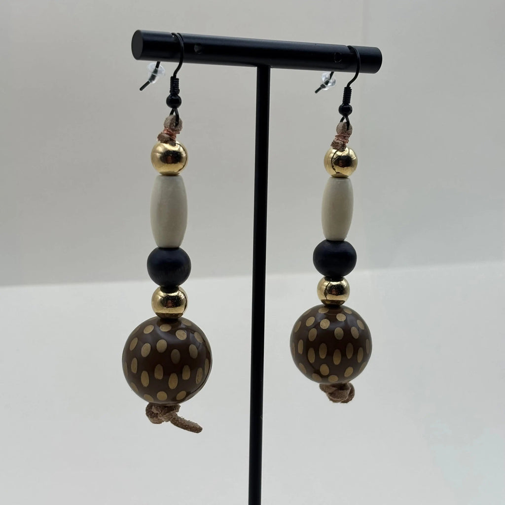 Boucles d'oreilles artisanales pendentif avec des perle à pois marron et des perles en bois et en acrylique 