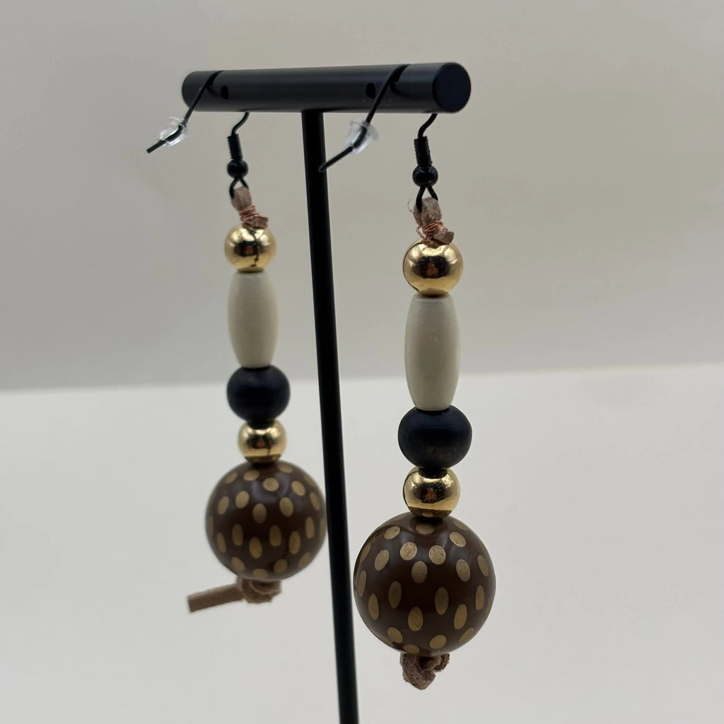 Des boucles d'oreilles artisanales pendentif avec des perle à pois marron et des perles en bois et en acrylique 