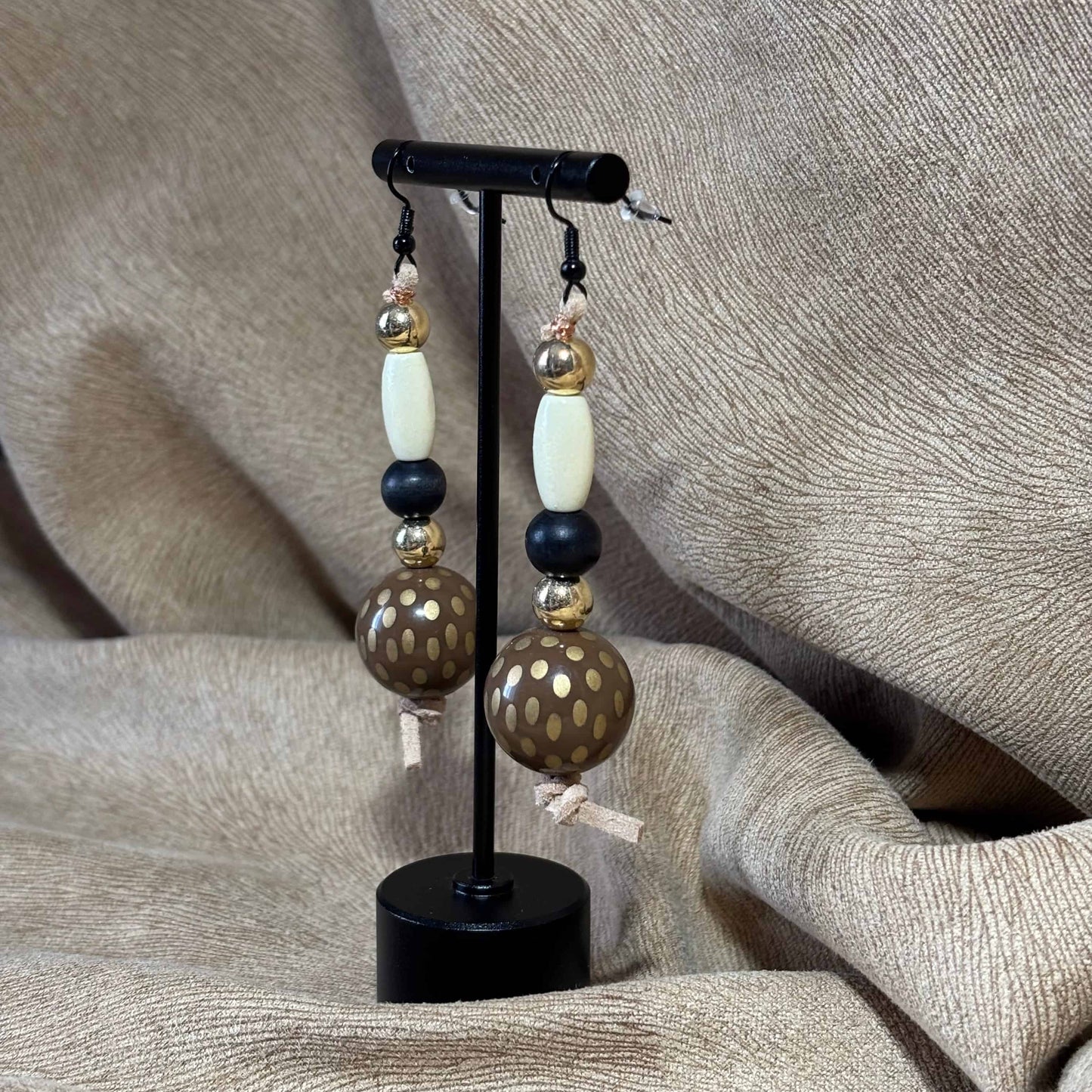 Boucles d'oreilles - pendentif perle à pois Ø 2cm
Perles bois et acryliques de 6 mm