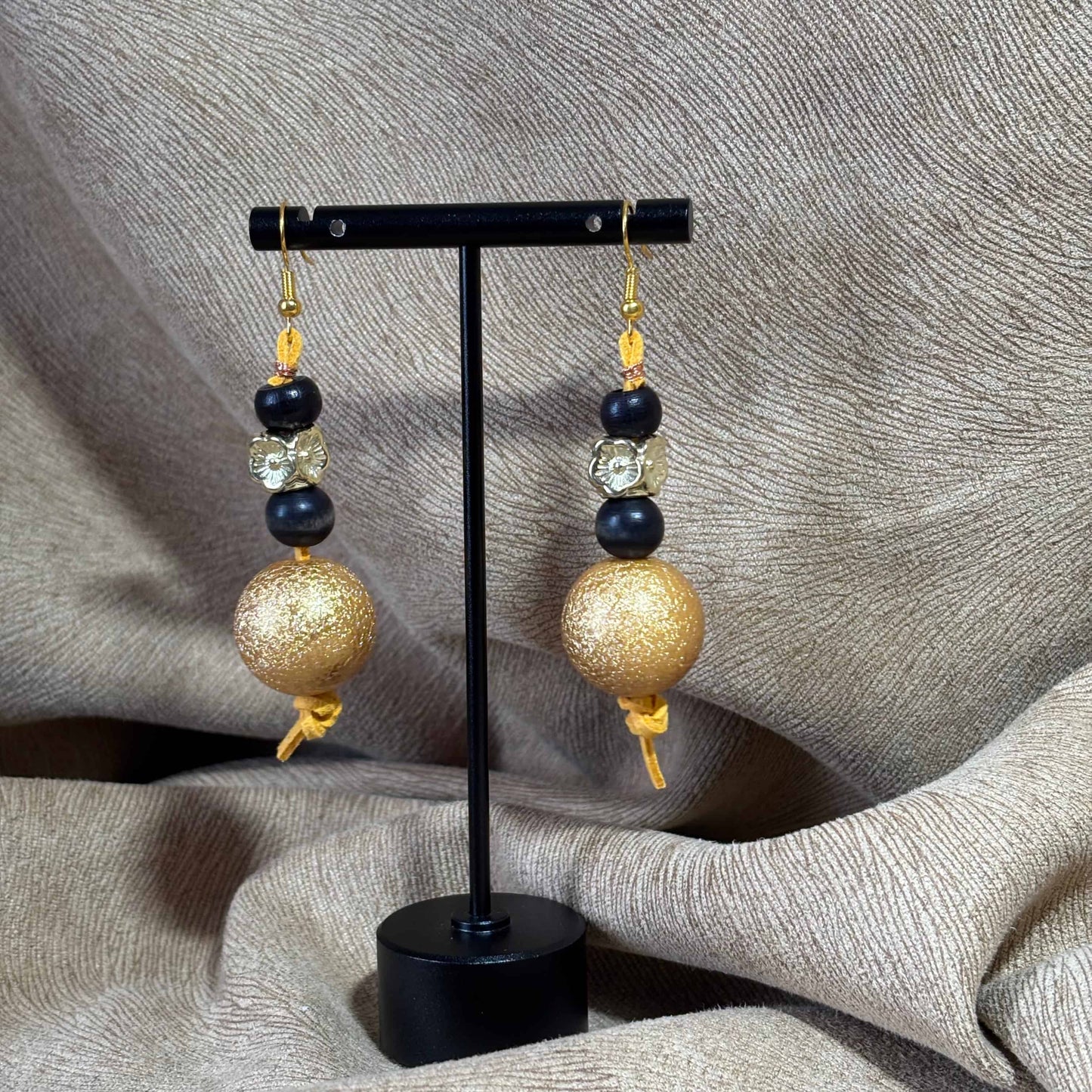 Boucles d'oreilles - pendentif perle dorée diamètre 2cm
Perles bois et acryliques de 6 mm