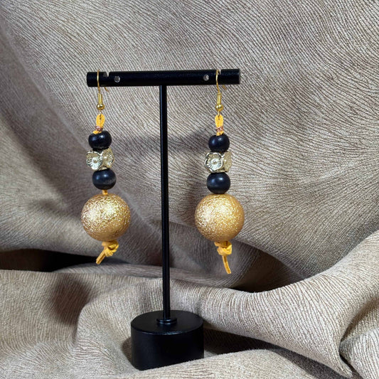 Boucles d'oreilles - pendentif perle dorée diamètre 2cm
Perles bois et acryliques de 6 mm