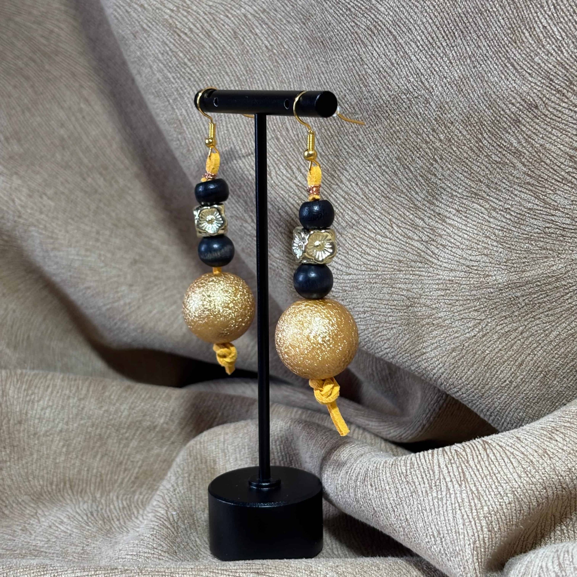 Boucles d'oreilles - pendentif perle dorée diamètre 2cm
Perles en bois et en acryliques de 6 mm