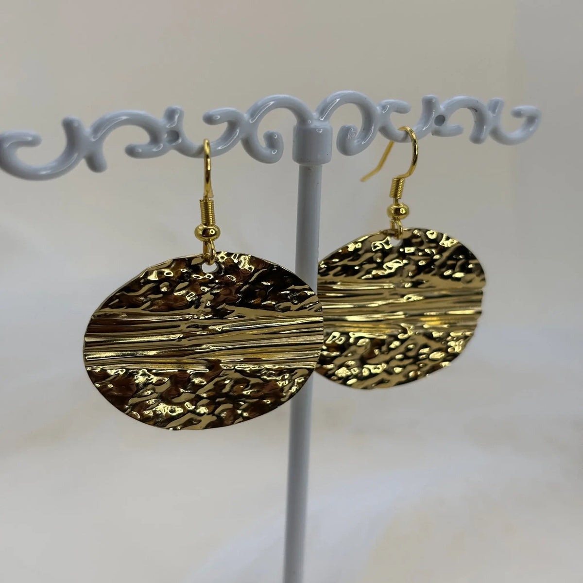 Une paire de boucles d'oreilles dorées avec pastille coucher de soleil