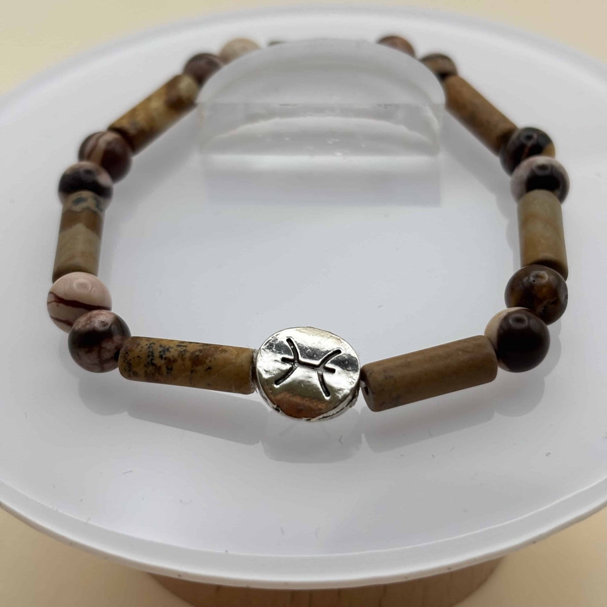 Bracelet en perles sur élastique avec perles en porcelaine et en verre et médaillon avec le signe du poisson